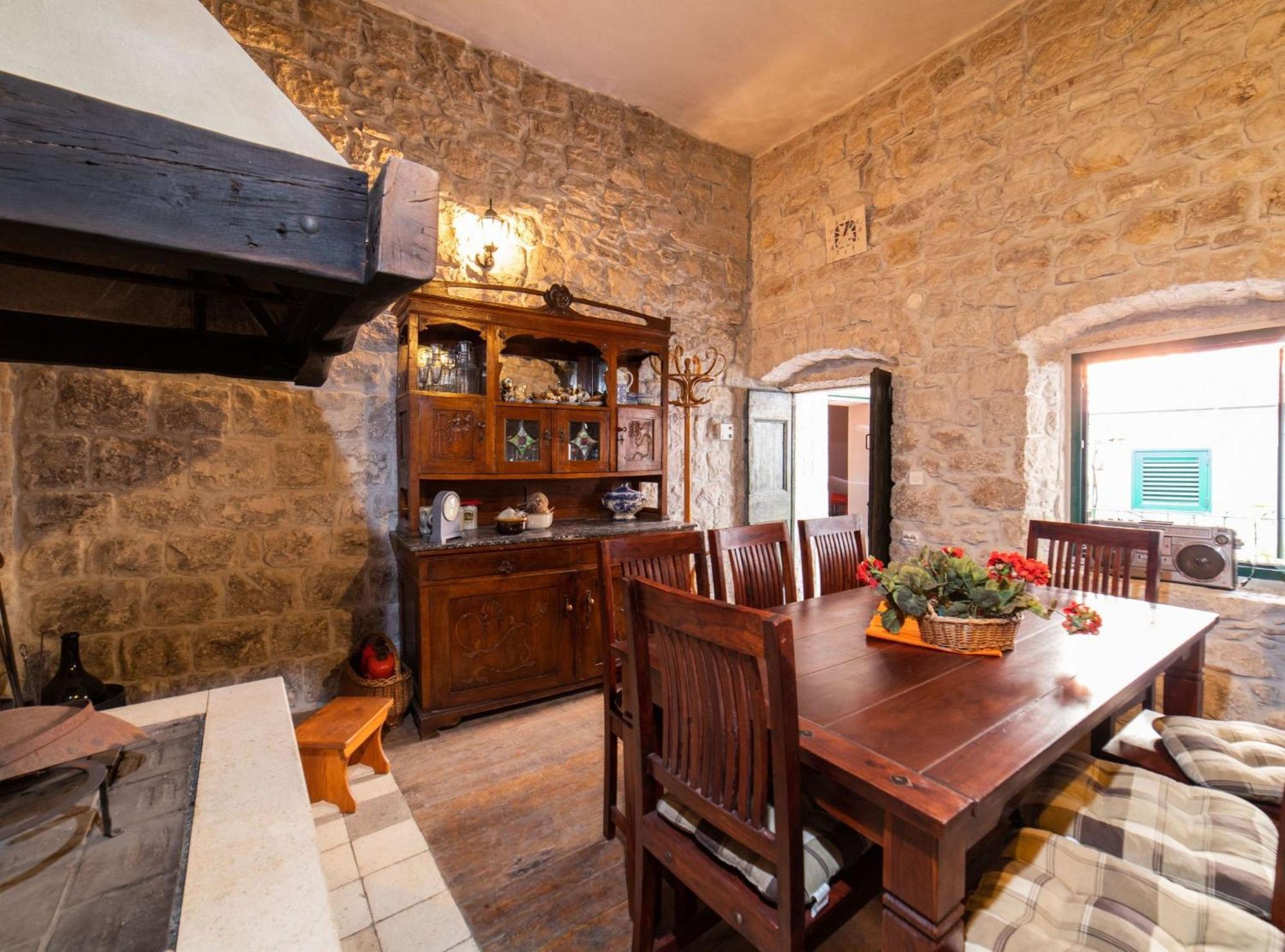 Seafront Villa With Furnished Sun Terrace, Close To The Beach Kaštela Zewnętrze zdjęcie
